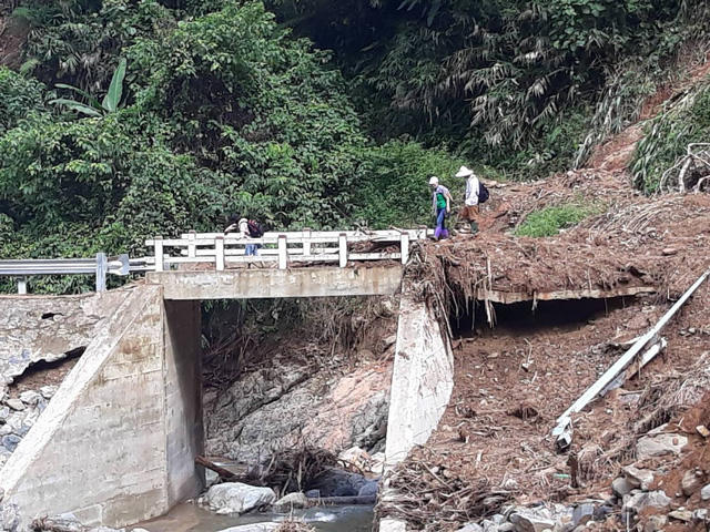 Cây cầu bị sạt lở nặng rất nguy hiểm cho người đi bộ.