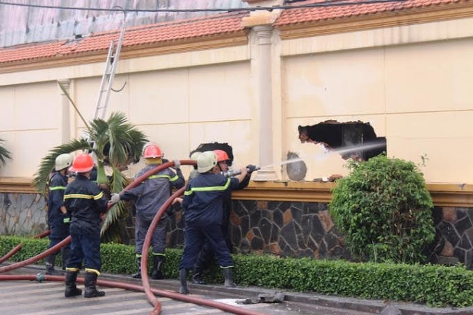 Xịt nước vào bên trong tiếp cận đám cháy