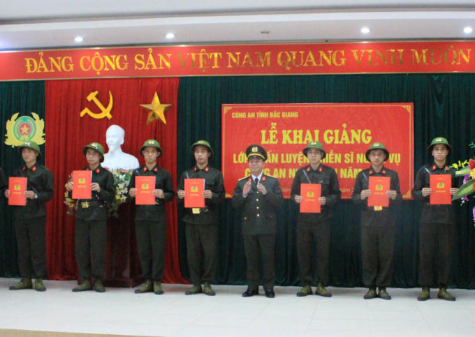 Các chiến sĩ được nhận quyết định.