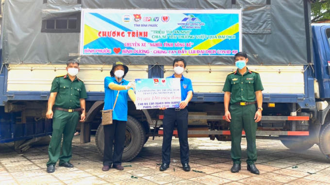 Chủ tịch Hội NKT-TMC&BNN tỉnh Dương Thị Tuyết trao bảng tượng trưng 500 phần quà của gia đình ông, bà Trường - Tươi (TP Đồng Xoài) cho Bí thư Tỉnh Đoàn Trần Quốc Duy để góp sức tổ chức chuyến xe “Nghĩa tình sông Bé”