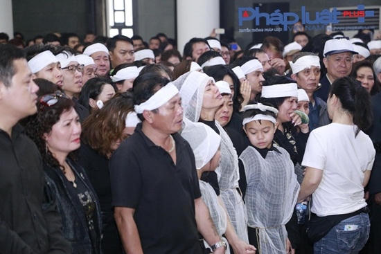 Vợ nhạc sĩ Trần Lập khóc nấc khi nghe đọc điếu văn.