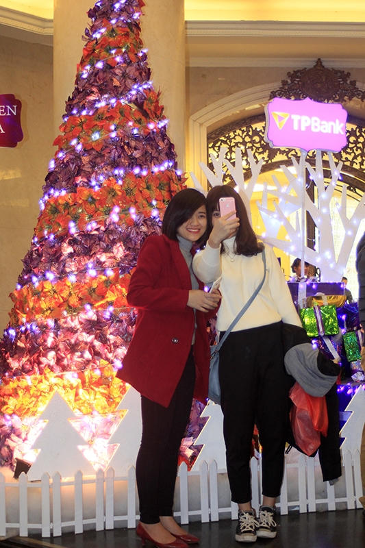 Phố phường H&agrave; Nội lung linh đ&oacute;n Gi&aacute;ng sinh