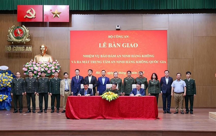 Thứ trưởng Phạm Thế Tùng và đồng chí Lê Anh Tuấn, Thứ trưởng Bộ Giao thông vận tải cùng đồng chí Nguyễn Ngọc Cảnh, Phó Chủ tịch Ủy ban Quản lý vốn nhà nước tại doanh nghiệp ký Biên bản bàn giao việc tiếp nhận nhiệm vụ bảo đảm an ninh hàng không về Bộ Công an.