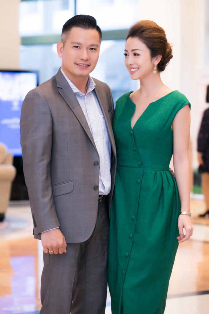 Hoa hậu Jennifer Phạm xuất hiện đẹp đôi cùng ông xã