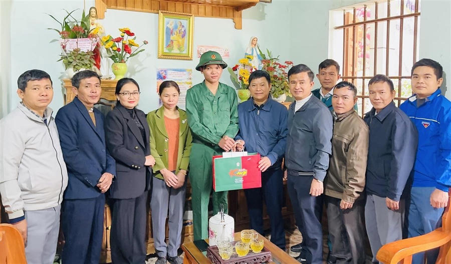 hăm hỏi, tặng quà động viên thanh niên trước ngày lên đường nhập ngũ tại huyện Nghĩa Đàn - Nghệ An.