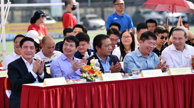Tổng Thư ký Quốc hội, Chủ nhiệm Văn phòng Quốc hội Bùi Văn Cường và các đại biểu dự khai mạc Giải bóng đá các cơ quan Trung ương mở rộng tranh Cúp Báo Đại biểu Nhân dân.