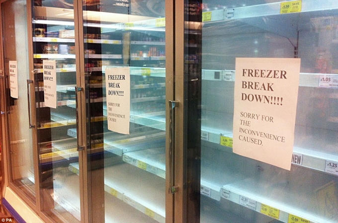 Hết kem cũng như các đồ uống giải khát được để lạnh sẵn do nhu cầu hạ nhiệt của người dân quá lớn. (Ảnh: PA)