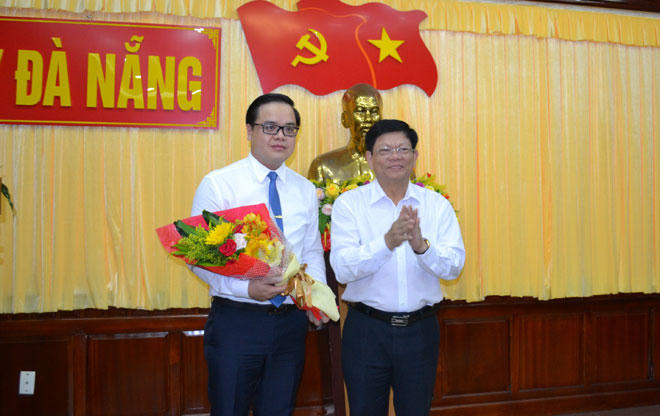 Ông Trần Nguyễn Minh Thành (trái) giữ chức vụ Phó Giám đốc Sở Giáo dục - Đào tạo TP Đà Nẵng. (Ảnh: dangbodanang).