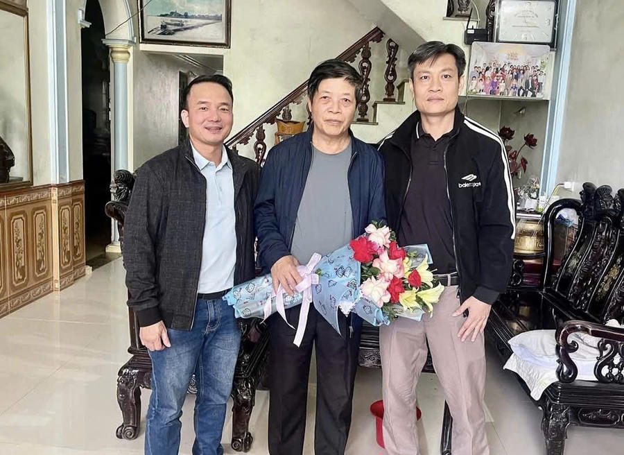 Cựu học sinh trường THPT Nguyễn Quán Nho đến thăm thầy Ba và chúc mừng Ngày nhà giáo Việt Nam