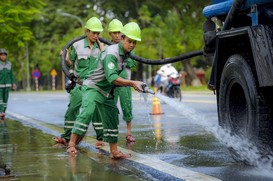 Chủ tịch UBND TP Huế yêu cầu huy động tất cả các lực lượng, nhân dân tham gia dọn vệ sinh, khắc phục hậu quả mưa lũ. (Ảnh: hue.gov.vn)