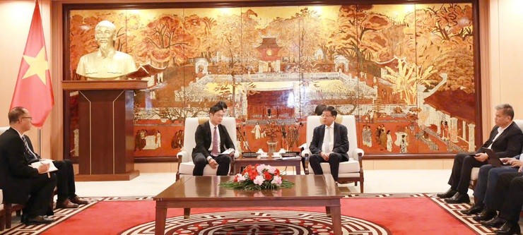Quang cảnh buổi tiếp và làm việc với đại diện Công ty HH đầu máy toa xe Đại Liên.