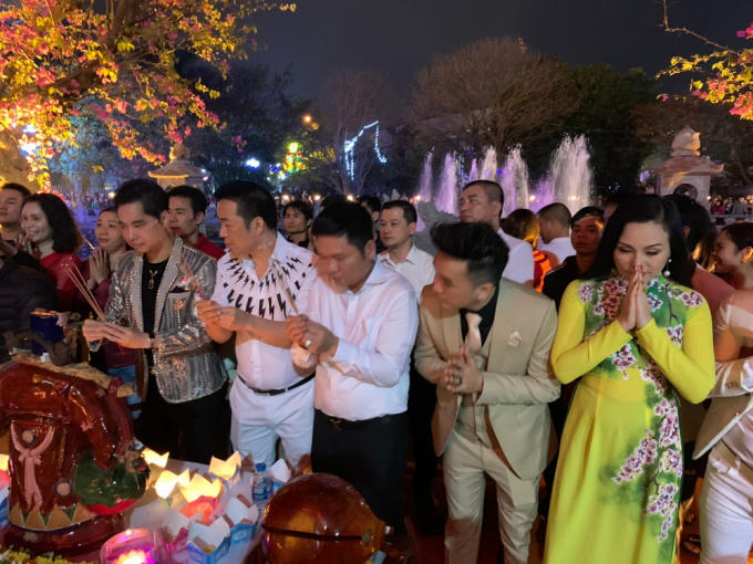 Danh ca Ngọc Sơn cưỡi thuyền rồng, hát Quan họ và tặng vàng cho khán giả Bắc Ninh