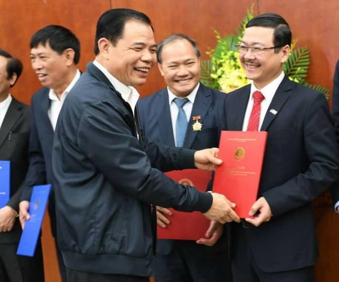 Bộ trưởng Bộ Nông nghiệp và Phát triển nông thôn Nguyễn Xuân Cường trao Quyết định bổ nhiệm Tổng Biên tập Báo Nông nghiệp Việt Nam cho ông Nguyễn Ngọc Thạch.