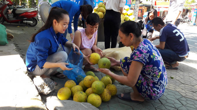 Người dân TP Vinh mua bưởi ủng hộ bà con nhân dân Hà Tĩnh.