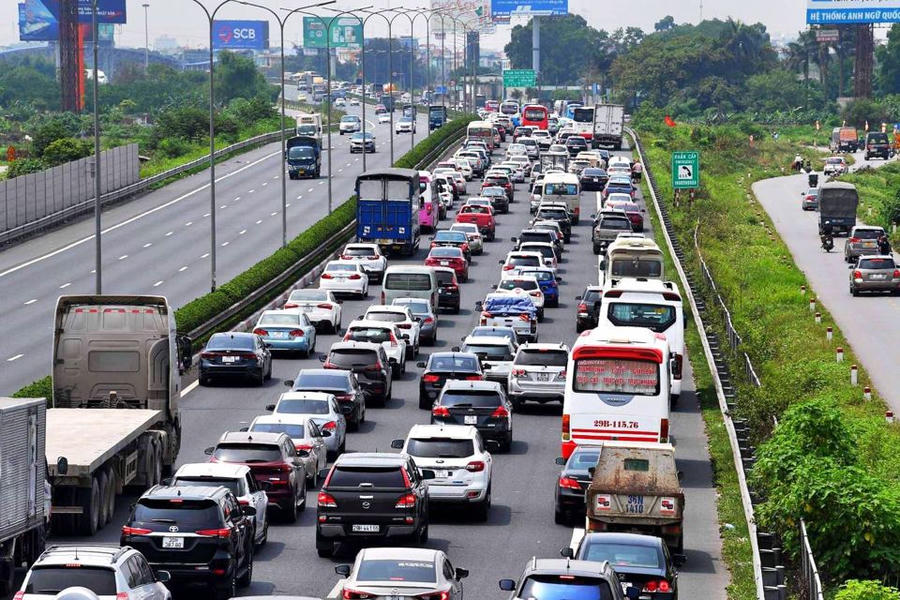 Nhiều tuyến đường cửa ngõ các TP lớn xảy ra ùn tắc kéo dài.