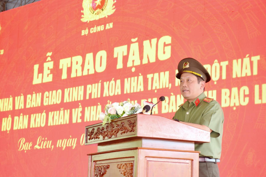 Đại tá Nguyễn Hồng Nguyên - Phó Chánh Văn phòng Bộ Công an, phát biểu tại lễ trao tặng nhà.