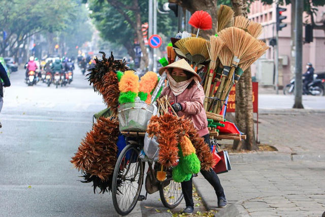 Người lao động mưu sinh trên các con phố trang bị áo ấm và gang tay để chống chọi với giá rét.