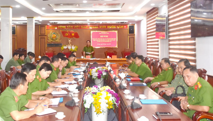Đại tá Bùi Xuân Khởi - Phó Giám đốc Công an tỉnh Cà Mau, quán triệt một số nội dung chuẩn bị công tác đặc xá trong lực lượng Công an.