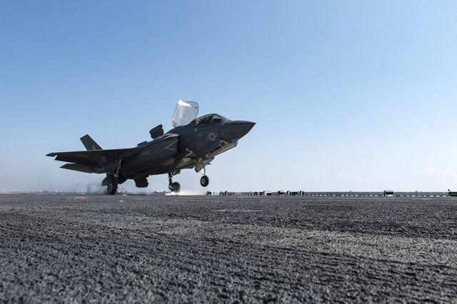 Máy bay chiến đấu F-35B Lightning II cũng tham gia tập trận.