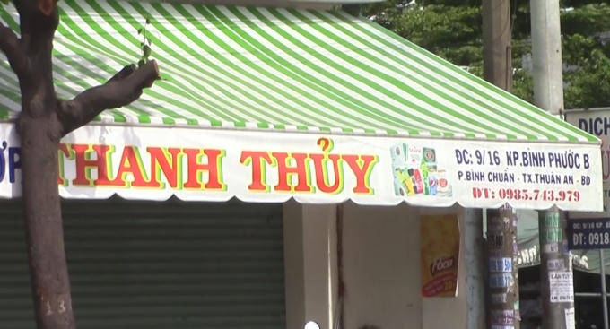 Trước cửa tiệm tạp hóa nơi xảy ra vụ TNGT.