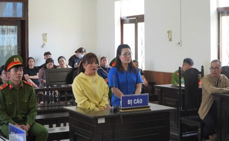 Bị cáo Phạm Thị Luyên (áo xanh) và bị cáo Trương Thị Tình (áo vàng) khai báo tại phiên tòa xét xử sơ thẩm. Ảnh: N.C