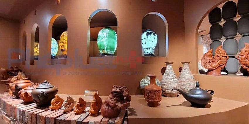 Ở đây, khách tham quan không chỉ chiêm ngưỡng một kho tàng cổ vật mà còn cảm nhận được nhịp sống của một cộng đồng làng nghề hàng nghìn năm tuổi vẫn âm thầm, kiên trì gìn giữ và phát huy những giá trị văn hóa đặc sắc.