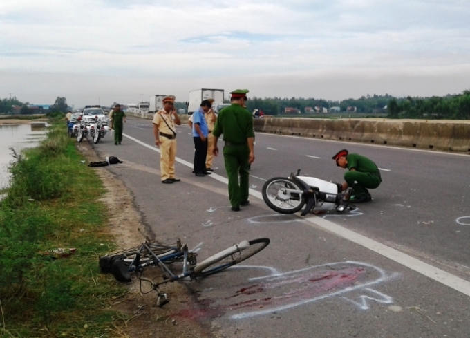 Hiện trường vụ TNGT giữa xe máy và xe đạp trên QL1A khiến cụ ông 90 tuổi chấn thương sọ não sáng 30/8. Ảnh: ACC.