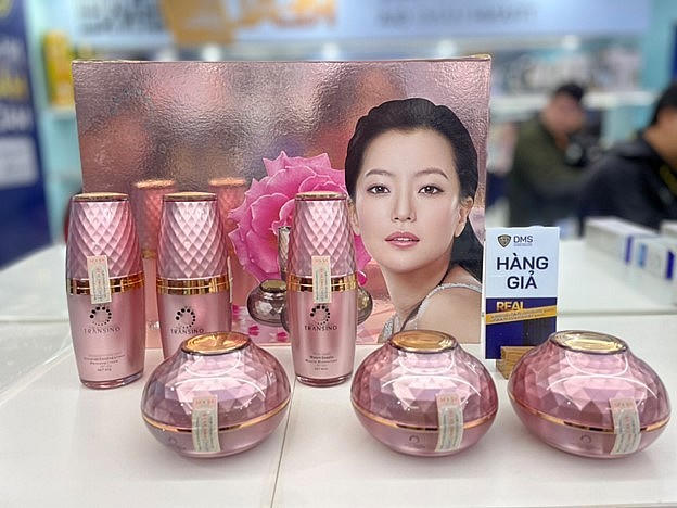 Hiện nay trên thị trường, mỹ phẩm Transino rất được ưa chuộng bởi vậy không thể tránh khỏi tình trạng bị làm giả làm nhái
