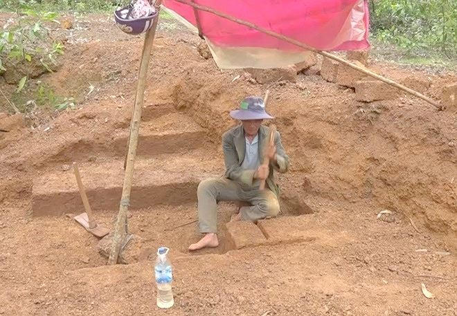 Ông Tâm đang khai thác đá ong.