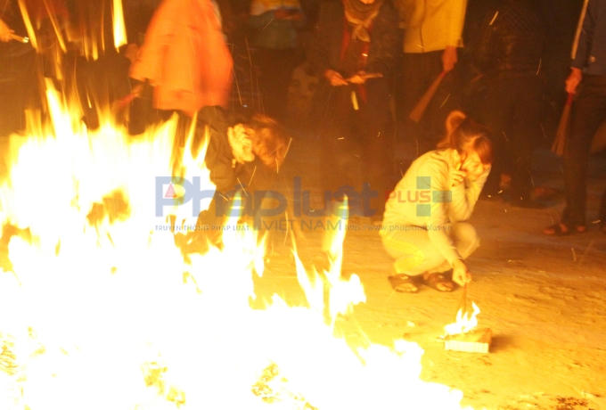 Nhưng ngọn lửa lại rất nóng ngay trong tiết trời 12 độ C. (Ảnh: Đức Biên)