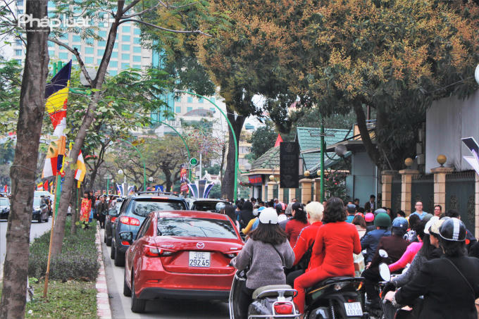 Dòng người đổ về khu vực chùa Trấn Quốc mỗi lúc một đông khiến giao thông khu vực này trở nên tắc nghẽn