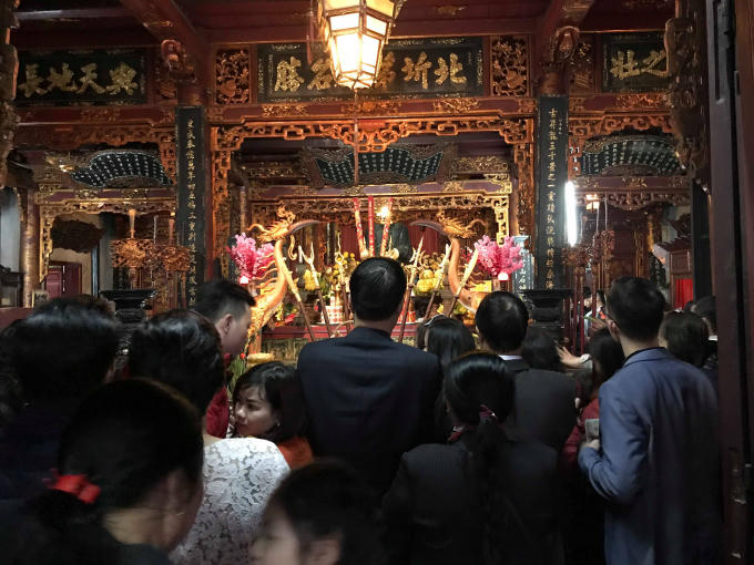 Không ai bảo ai, tất cả đều nghiêng mình thành kính lễ bái, cầu mong một năm mới thuận lợi cho chính bản thân, gia đình và bạn bè.