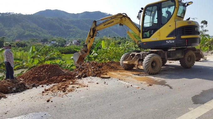 Ngay sau khi nhận được thông tin báo chí phản ánh, Sở GTVT đã chỉ đạo khắc phục ngay đoạn đường bị sụt lún. Ảnh: Huy Trung.