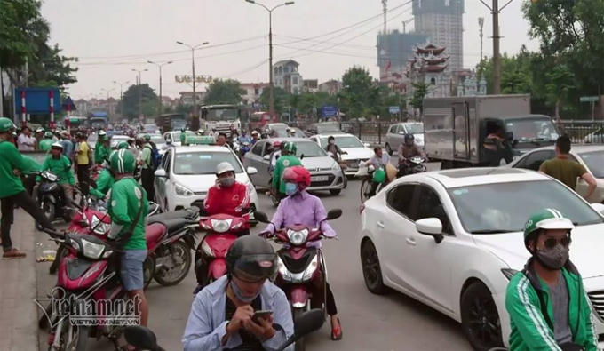Cảnh lộn xộn trước cổng bến xe Nước Ngầm.