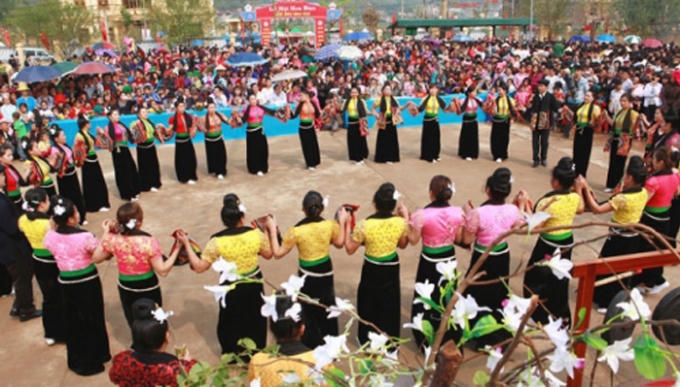 Đến Lễ hội hoa Ban du khách có thể hòa mình trong những điệu Xòe Thái nồng nàn. Ảnh: Internet