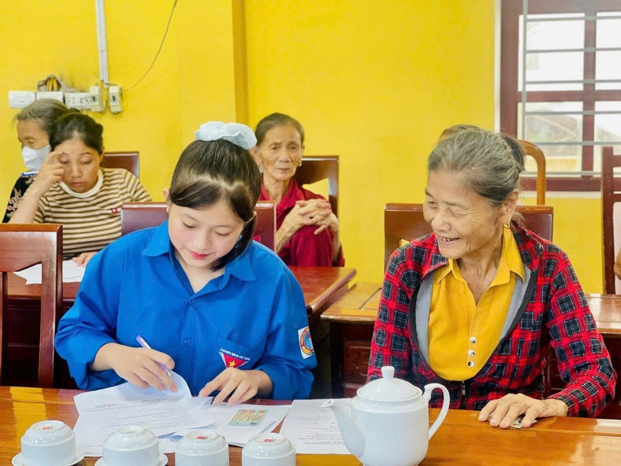 Các bạn Đoàn viên, Thanh niên hỗ trợ người dân thực hiện các thủ tục hành chính.