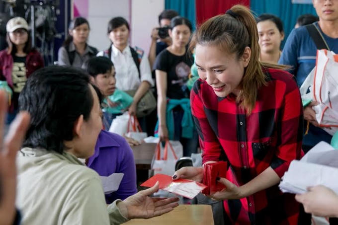 Mỹ Tâm đến hỏi thăm từng người dân rồi tận tay trận trọng gửi tặng những món quà Xuân ấm áp