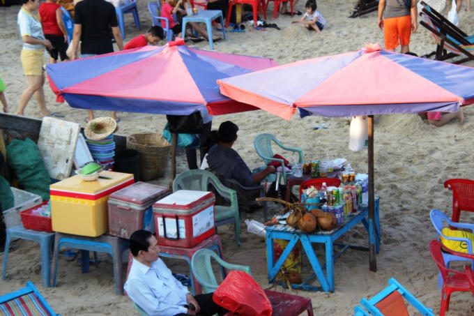 Quán hàng rong sai qui định tại bãi biển.