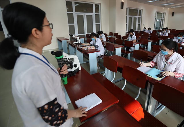 Hiện nay Nhà trường đã ban hành kế hoạch học tập, theo đó sinh viên chỉ học lý thuyết và e-learning; không học thực hành tại bệnh viện.