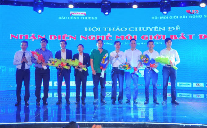 Hội thảo có sự tham gia của khoảng 500 đại biểu đại diện nhiều Bộ, ngành, các chuyên gia Bất động sản cùng đại diện các doanh nghiệp, nhà môi giới của cả nước.