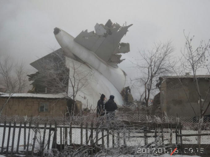 Bộ Tình trạng khẩn cấp Kyrgyzstan xác nhận, vụ tai nạn khiến ít nhất 30 người thiệt mạng, trong đó có 1 phi công máy bay và 6 trẻ em. Ngoài ra 15 ngôi nhà cũng bị hư hại khi máy bay rơi xuống một ngôi làng gần đó. (Ảnh: Boarding)