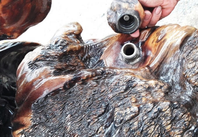 Ông Sơn cho biết, khó khăn nhất là chọn gỗ và lắp ráp các phụ tùng sao cho phù hợp. Khi chọn được gỗ, nhưng có nhiều chi tiết đòi hỏi độ tinh xảo khi ráp vào không phù hợp đành phải đi săn lùng miếng gỗ khác về tiếp tục đục đẽo sao cho phù hợp và bắt mắt.