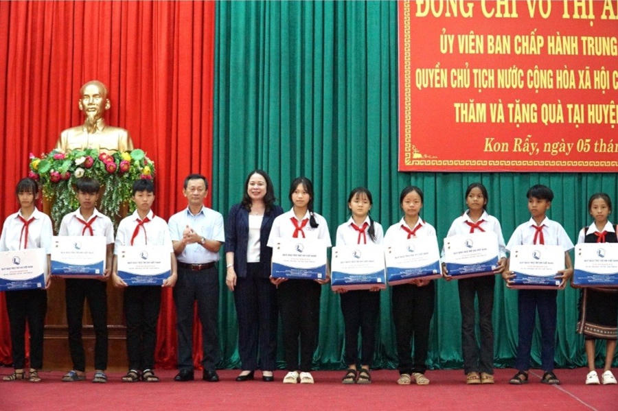 Trao tặng 200 suất học bổng trị giá 200 triệu đồng cho trẻ em có hoàn cảnh khó khăn. Ảnh: Báo Kon Tum