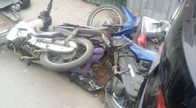 Hai xe máy bị hư hại.