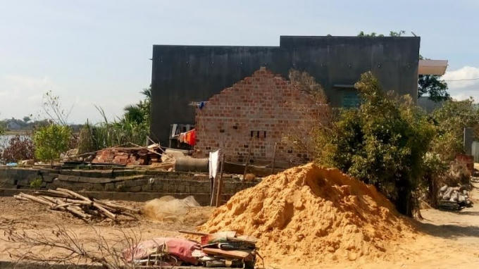 Căn nhà của hộ ông Hùng xây trên đất thuộc hành lang bảo vệ đê Đông.