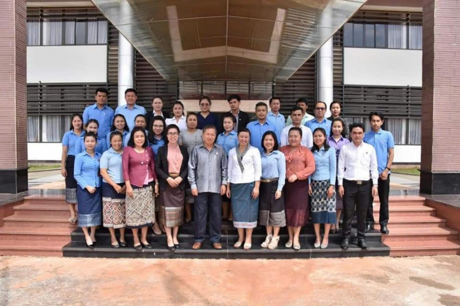 Thạc sĩ Nguyễn Thị Hiền chụp ảnh lưu niệm với các học viên Lớp bồi dưỡng Tiếng Việt của Bộ Khoa học - Công nghệ Lào.