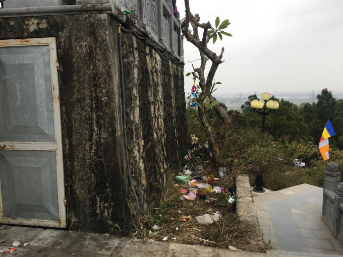 Rác dải khắp đường đi và dưới chân tượng Phật.