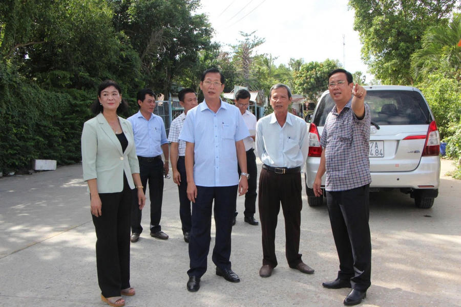 Phó Chủ tịch UBND tỉnh An Giang Lê Văn Phước khảo sát thực tế tại các điểm chưa giải phóng mặt bằng tại đoạn Bàu Mướp, phường Thới Sơn