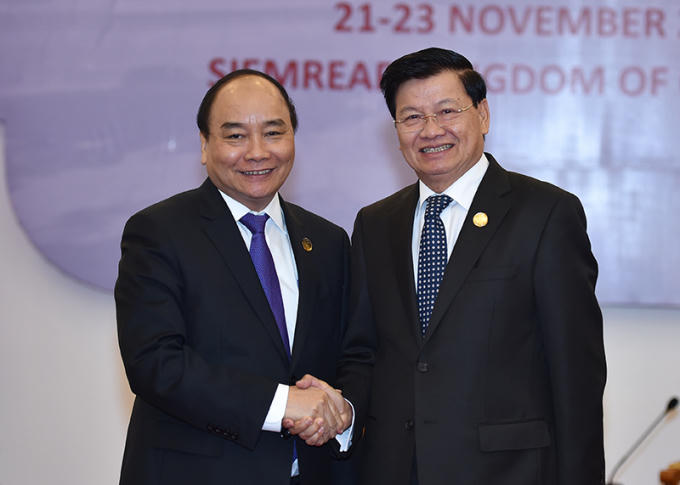 Thủ tướng Nguyễn Xuân Phúc và Thủ tướng Lào Thongloun Sisoulith trong cuộc hội kiến chiều ngày 23/11/2016 nhân dịp dự Hội nghị Cấp cao Khu vực Tam giác phát triển Campuchia-Lào-Việt Nam lần thứ 9. (Ảnh: VGP)