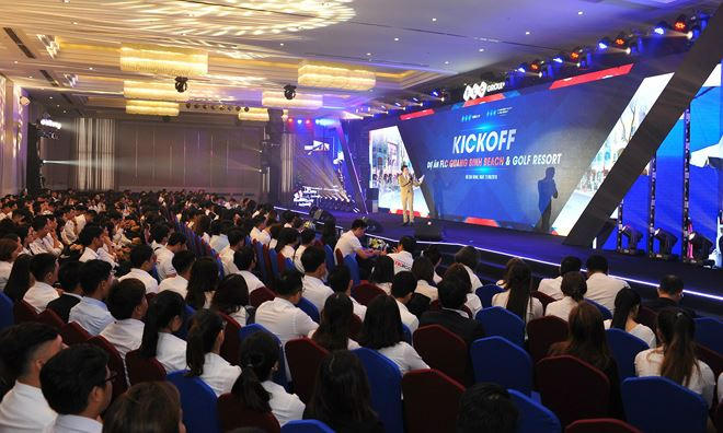 Khán phòng chật kín với hơn 1.000 nhân viên tư vấn của 12 đại lý